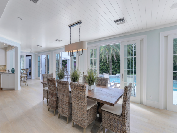 Luxurious Retreat with a Pool in Olde Naples, Steps from the Beach